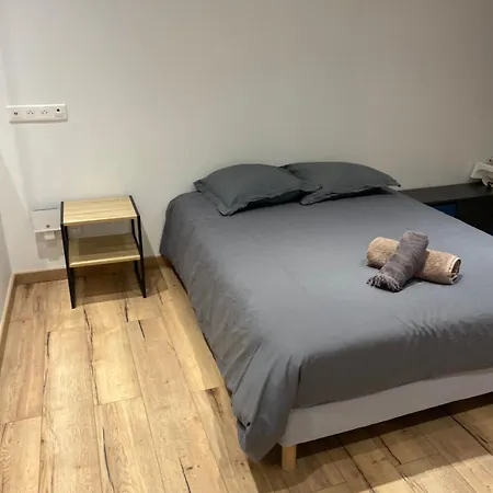 2 Lits Double Et 1 Canape Lit Avec Piscine Exterieure Bed and Breakfast *